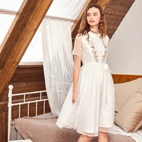 ARTKA/Новинка года; летнее женское изысканное платье с цветочной вышивкой; приталенное изящное платье с поясом и двойной сеткой в стиле пэчворк; LA10483X - Цвет: Белый