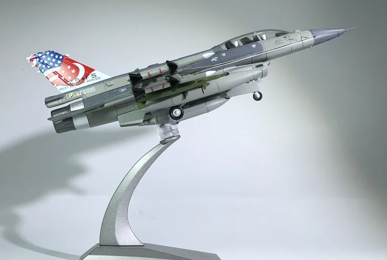 

WLTK 1/72 Scale Military Model Toys RSAF F-16D Fighting Falcon Fighter Diecast Metal Plane Model Toy For Collection,Gift