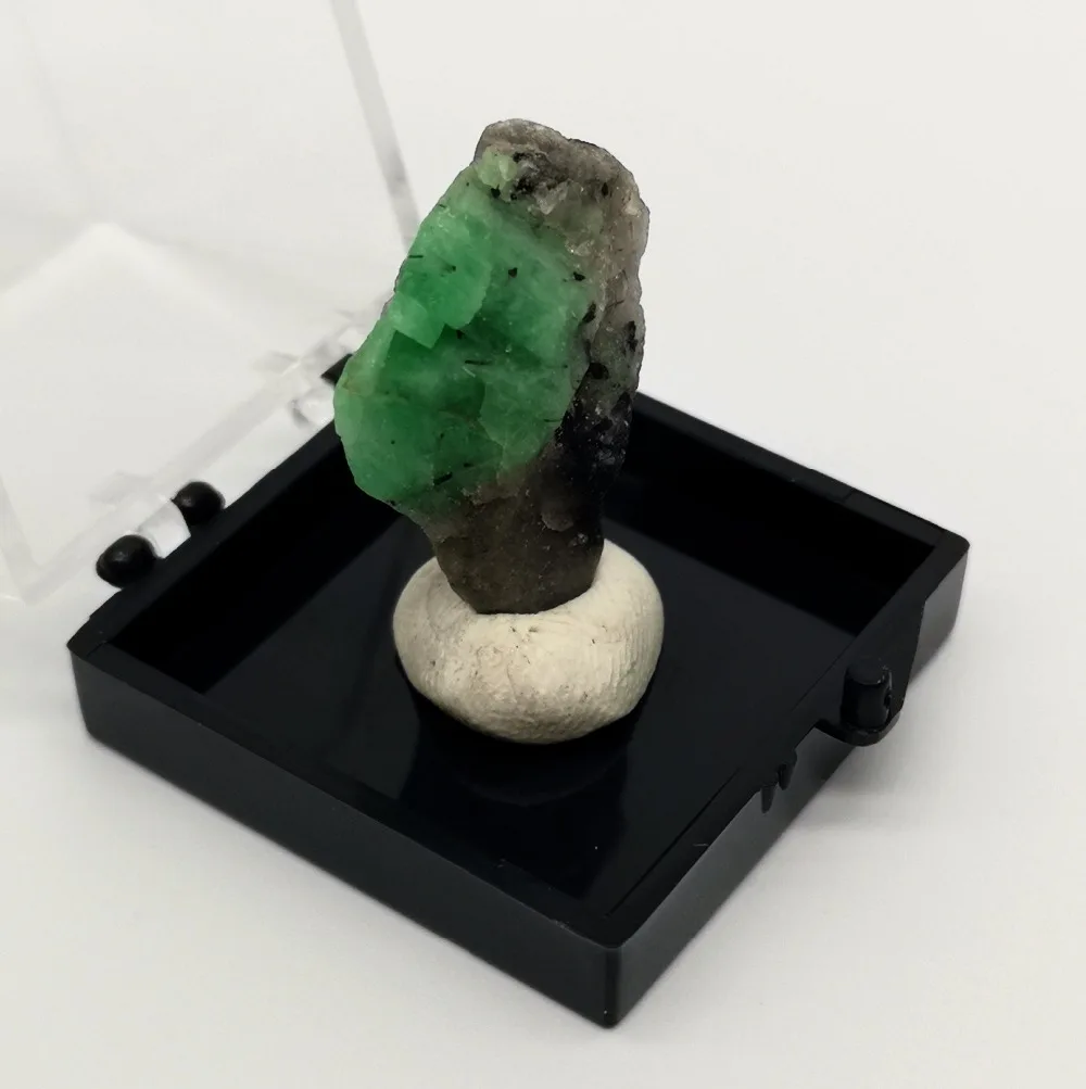 

Free shipping 100% natural emerald mineral crystal specimen quartz green teaching specimens stone, free gift box