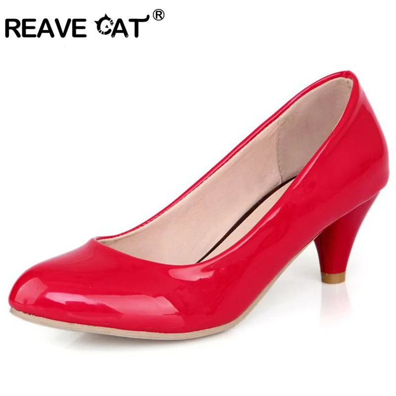 Женские туфли на среднем каблуке REAVE CAT черные блестящие с острым носком весну