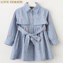 Платья для девочек с надписью «LOVE DD& MM»; Новинка года; Осенняя детская одежда; Модное Длинное Платье-рубашка в полоску с вышивкой и галстуком для девочек