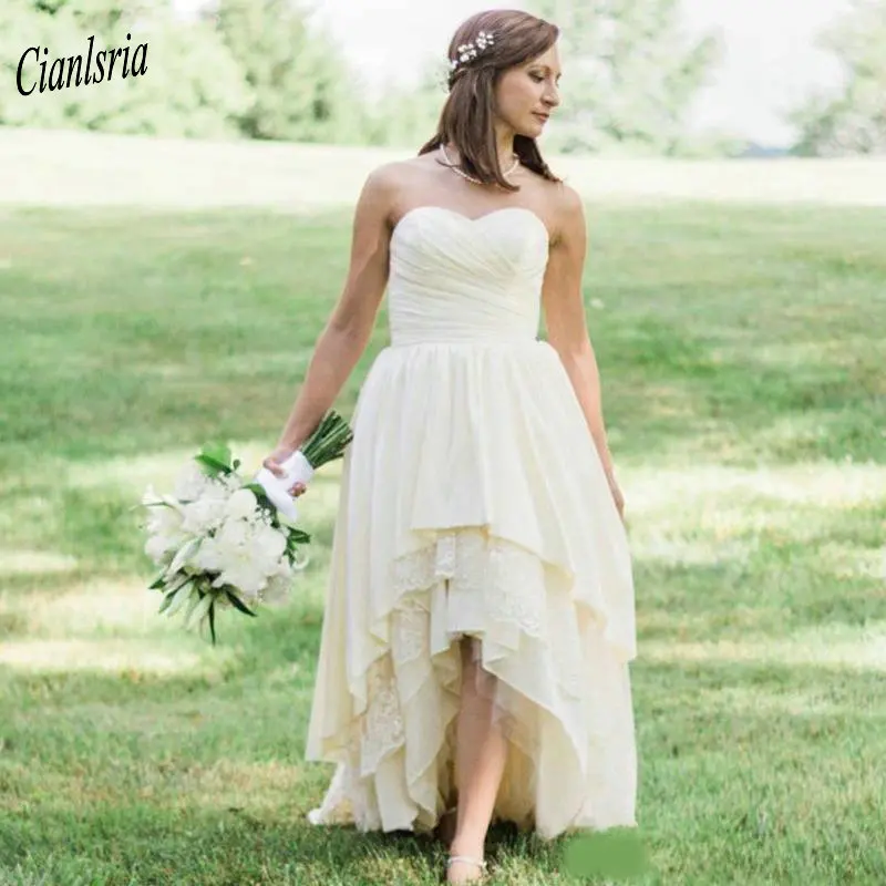 

Gorgeous Off Shoulder 2020 Hi-Lo Country Wedding Dresses Sweetheart Pleats Tired Skirt Lace Bohemian Custom Made Wedding Dress