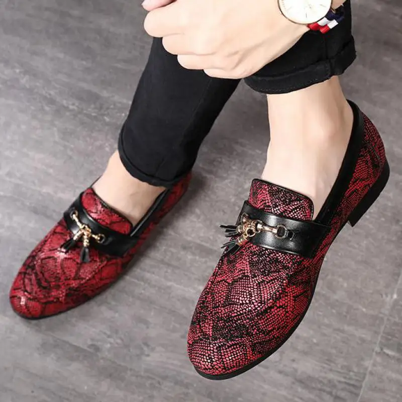 Мужская обувь из крокодиловой кожи больших размеров 37-48 Мокасины с бахромой, с острым носком, без шнуровки, свадебные туфли красные мужские кожаные туфли на плоской подошве с кисточками