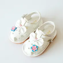 2017 Meninas Do Bebê Sandálias Crianças Sapatos com Arco Flor Primeiro Walker Sandálias Dedo Do Pé Fechado Sapatos Macios Sole Crianças Rosa Branca Size15-19