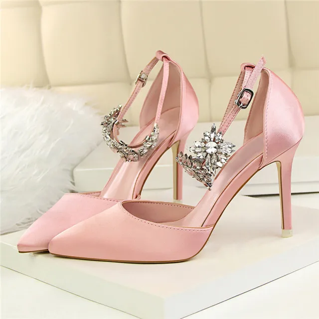 Eleganckie buty na wysokim obcasie z ozdobnymi kamieniami kobiety pompy jedwabiu Pointed Toe buty ślubne kobiety klamra pasek kryształ szpilki kobiety SWB0025 tanie tanio Boussac Cienkie obcasy Super Wysokiej (8cm-up) Podstawowe Szpiczasty nosek Na co dzień Pasuje prawda na wymiar weź swój normalny rozmiar Eleganckie buty na wysokim obcasie z ozdobnymi kamieniami kobiety pompy jedwabiu Pointed Toe buty ślubne kobiety klamra pasek kryształ szpilki kobiety SWB0025 tanie tanio Boussac Cienkie obcasy Super Wysokiej (8cm-up) Podstawowe Szpiczasty nosek Na co dzień Pasuje prawda na wymiar weź swój normalny rozmiar