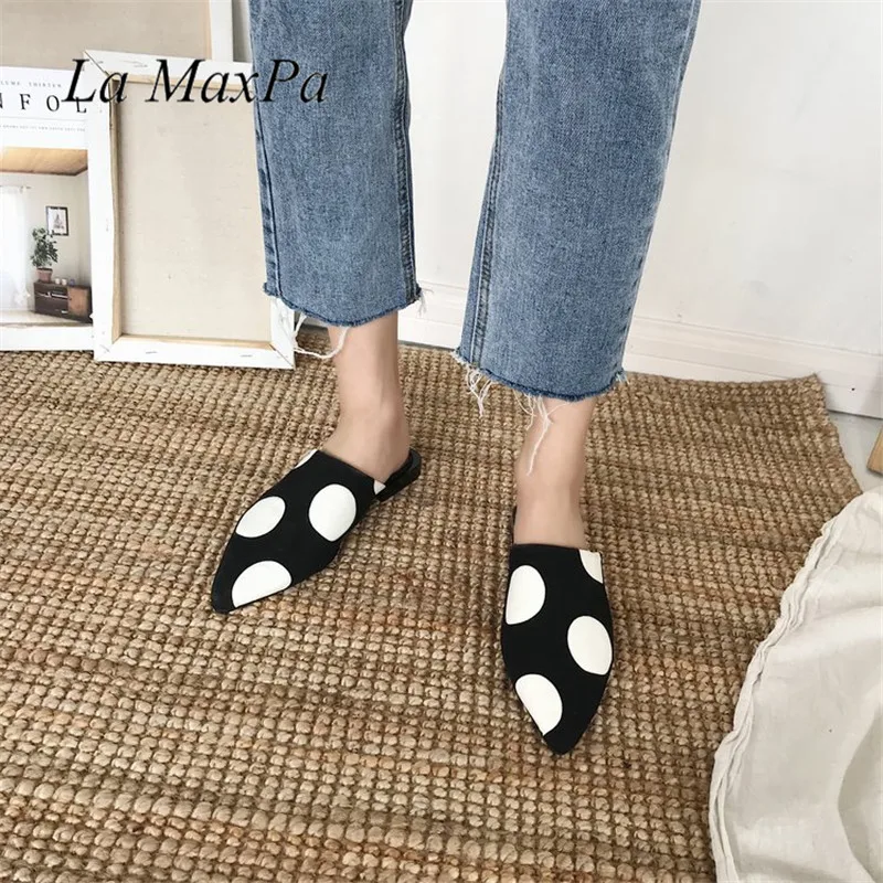 comprar Mulheres Chinelos Polka Dot Preto Branco de Couro PU Mulheres Mulas Sandálias Apontou Toe Verão Plana Plana Com Preguiçosos Senhoras Legais sapatos