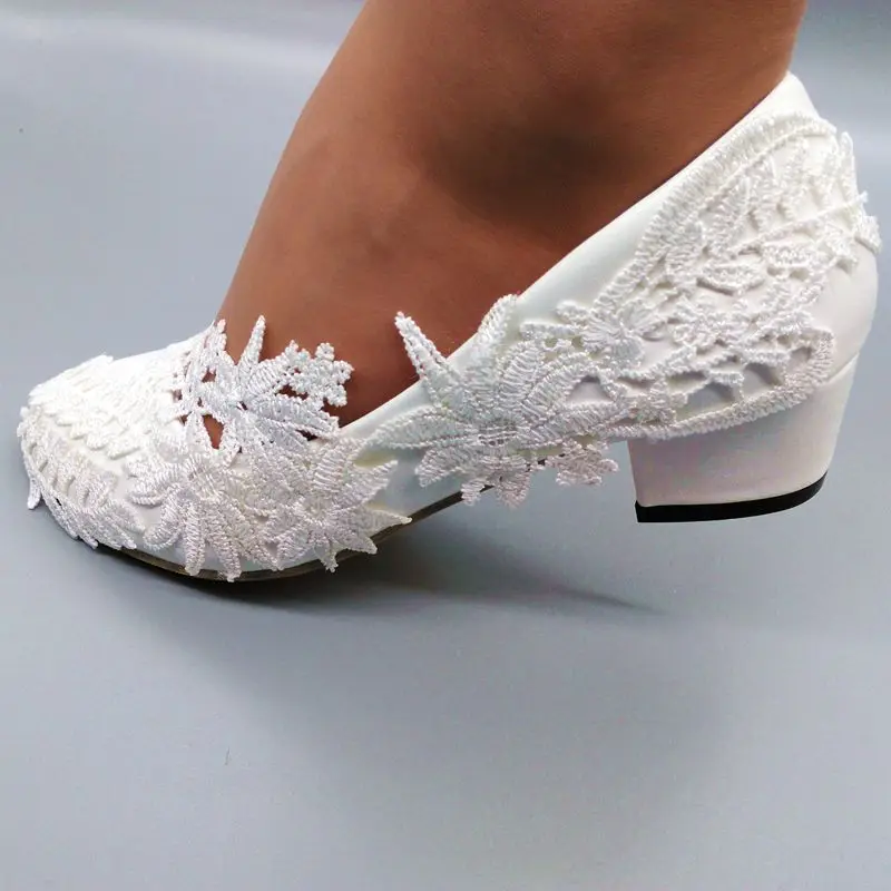 Белые кружевные свадебные туфли для невесты; женские туфли ручной работы на низком квадратном каблуке 4 см; элегантные свадебные туфли-лодочки с кружевными цветами