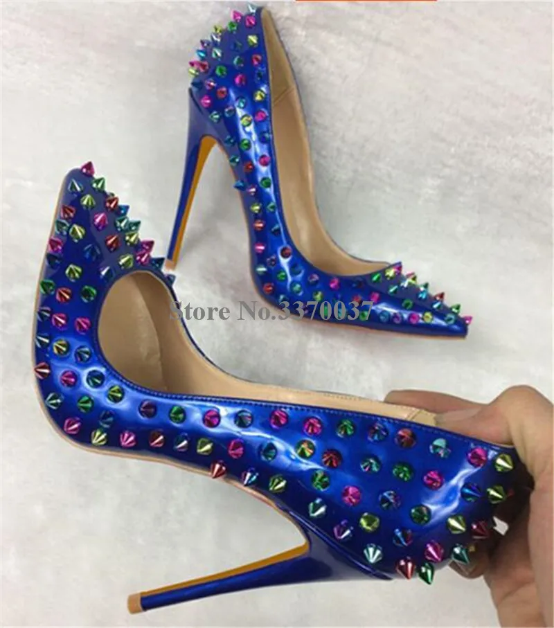 Женские пикантные туфли-лодочки на шпильке с острым носком и заклепками; фирменный дизайн; Разноцветные свадебные туфли на высоком каблуке-шпильке 12 см; Клубная обувь