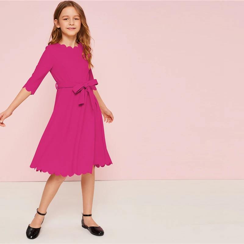 SHEIN Kiddie/однотонное праздничное платье с зубчатым подолом для девочек с поясом, г., летние детские платья с высокой талией, милое ТРАПЕЦИЕВИДНОЕ расклешенное платье до колена