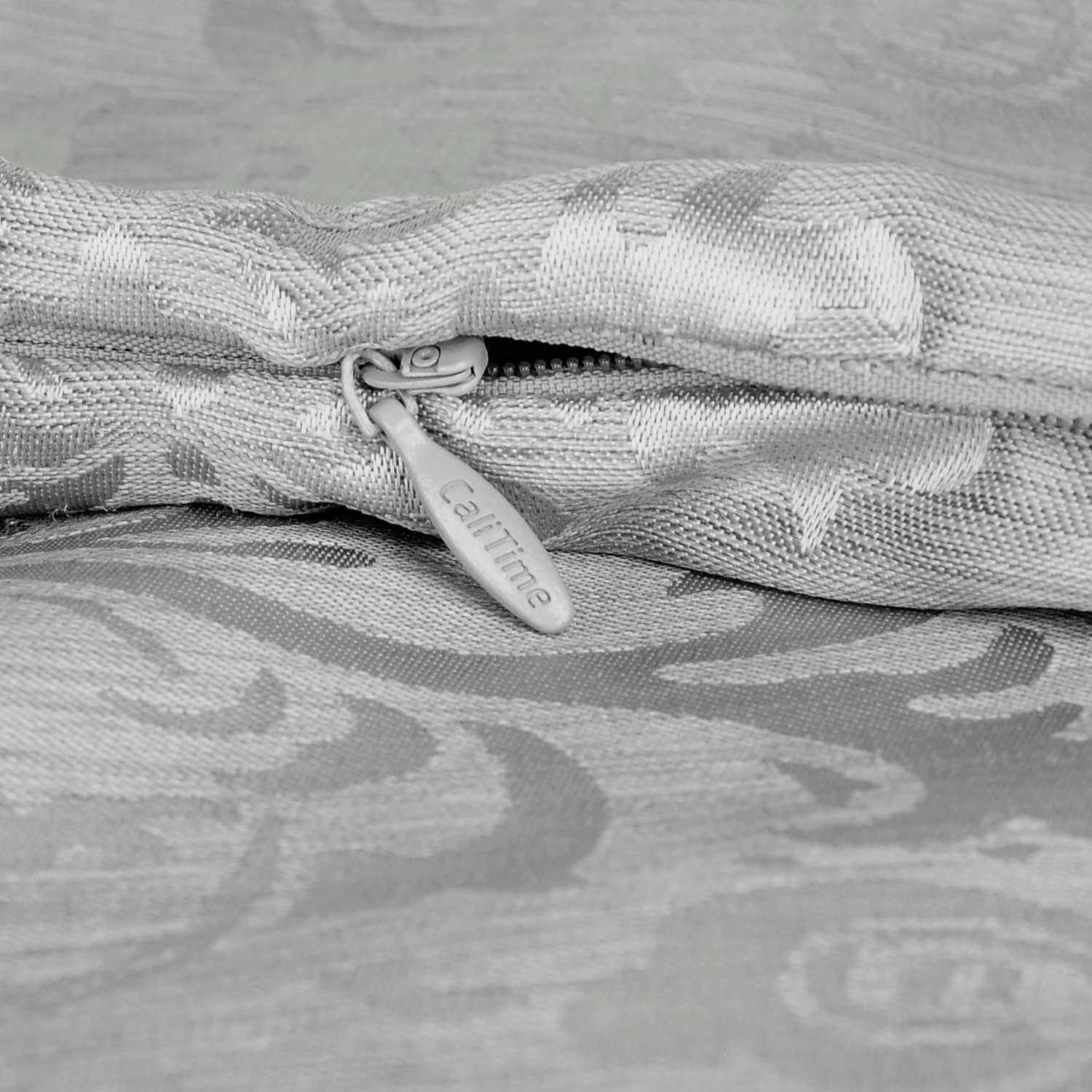 CaliTime упаковка из 2 чехлов для подушек для украшения дома винтажный дамасский цветочный Сияющий и тусклый контраст 18X18 дюймов серебристо-серый