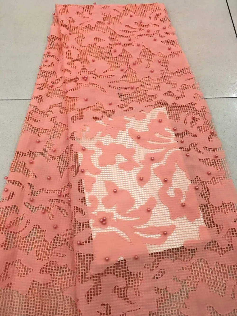 

Newcoming appliqued lace fabric beautiful 3D flowers pattern design afrian net tulle lace fabric with beads for wedding dpj091