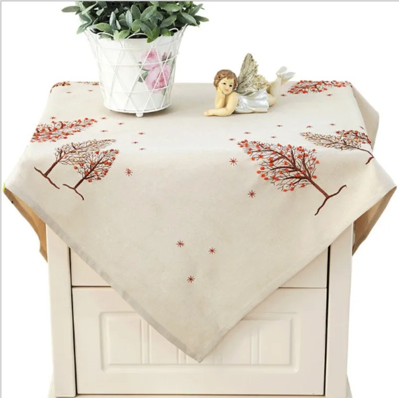 JUYANG Christmas tree flower tablecloth. Beautifully embroidered round