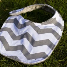 Твердые обратимые серые и белые полосы Minky комбинезон высокого качества oem логотип силикона нагрудником Бутик Симпатичные Chevron Хлопок детские нагрудники