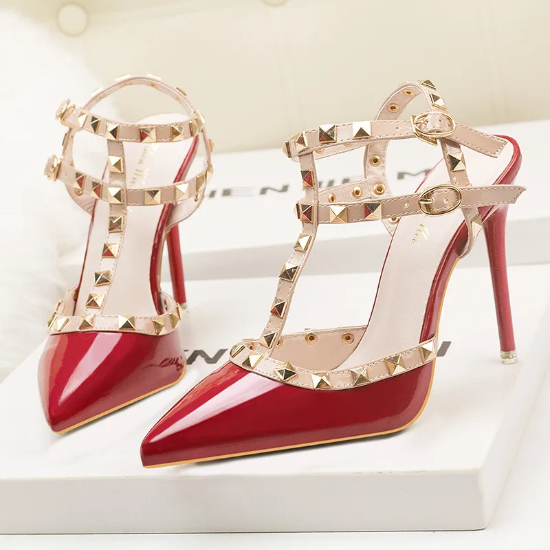 Новые женские туфли-лодочки, летняя модная пикантная обувь с заклепками и острым носком, Свадебная обувь на высоком каблуке, женские босоножки, zapatos mujer - Цвет: Красный