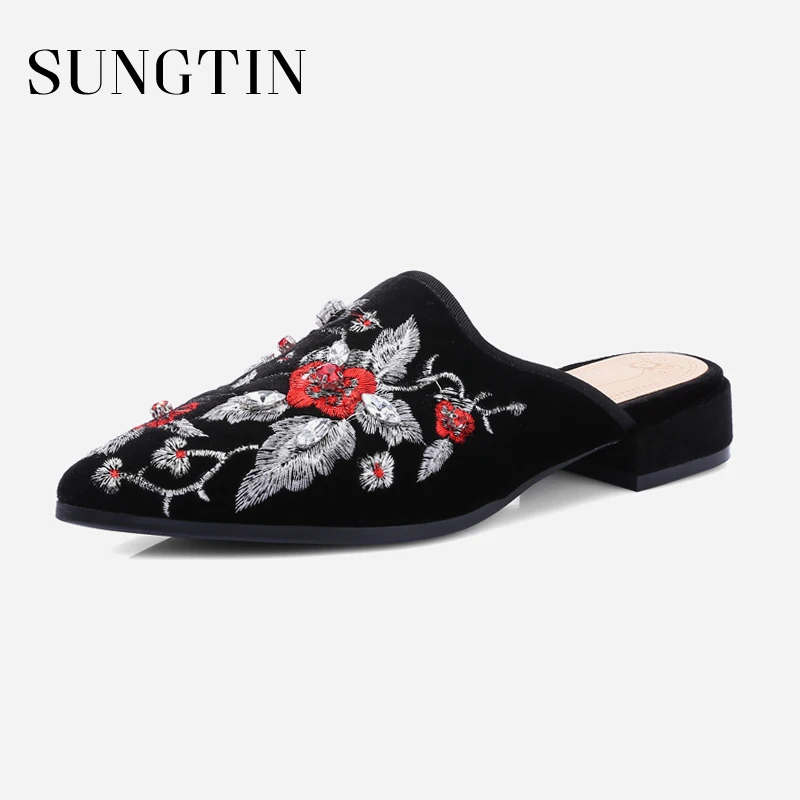 

Sungtin Vintage Floral Embroidery Slippers Women Mules Shoes Sexy Crystal Pointed Toe Slides Spring Summer Velvet Slippers