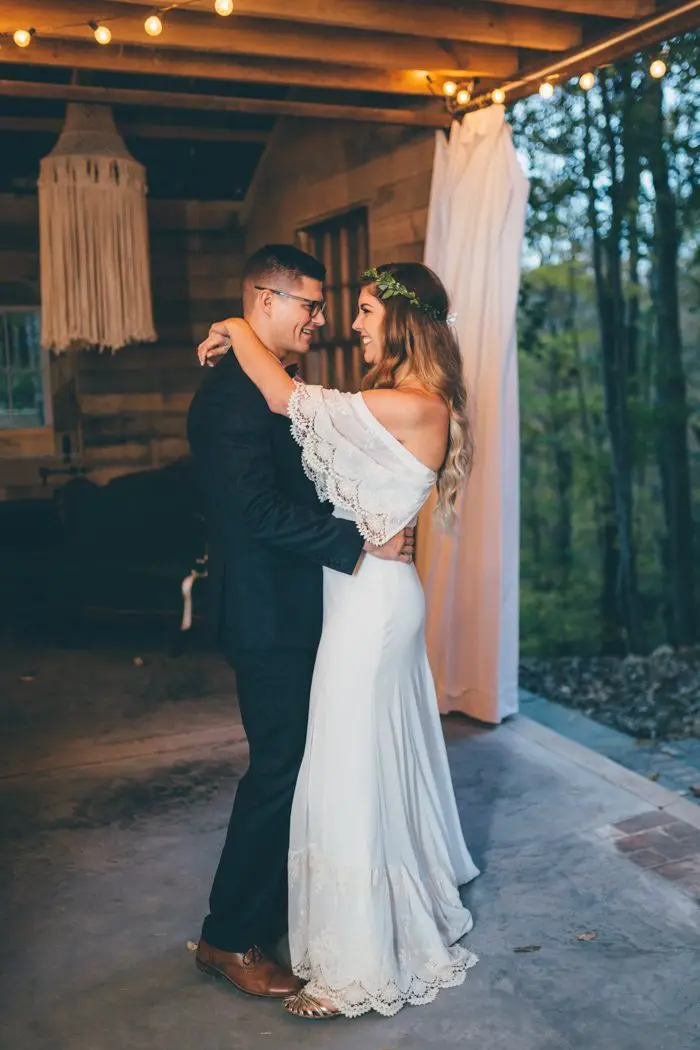 this-oakleaf-cottage-wedding-perfectly-nails-free-spirited-sophistication-amber-phinisee-78-700x1050