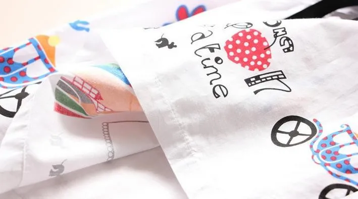 marca vestido da menina do bebê com