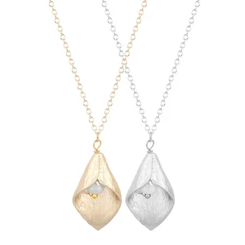 

QIAMNI Hot Fashion 30pcs/lot Wholesale Calla Lily with Simulated Pearl Leaf Initial Necklace Sweet Gift for Women and Girls