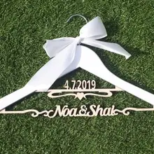На заказ Свадебные вешалки/свадебное платье вешалка с именем и датой/свадебные душевая вешалка/невесты подарки невесты вешалки для одежды