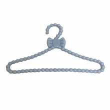 Encantadoras perchas grises Mini lindo vestido abrigo Ropa Accesorios de plástico para muñeca Barbie casa de muñecas regalo juguete(China)