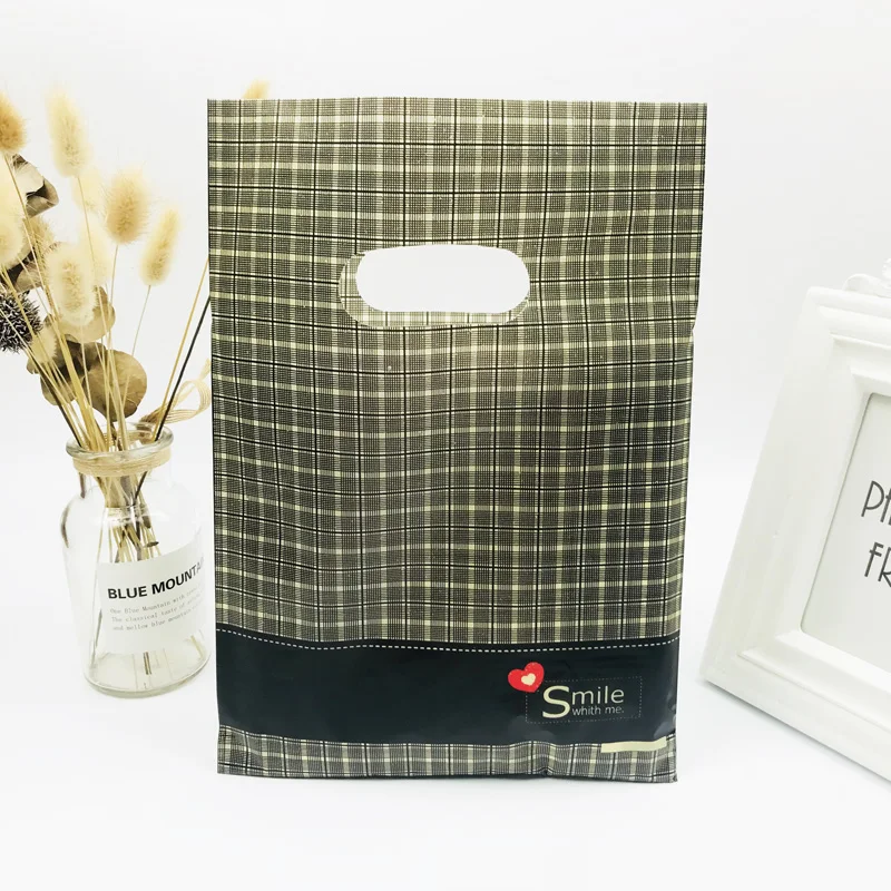 50pcs 20x30cm Black Striped lattice Red Heart Print With Handles Plastic Boutique Shopping Handle Bag Pouches | Дом и сад