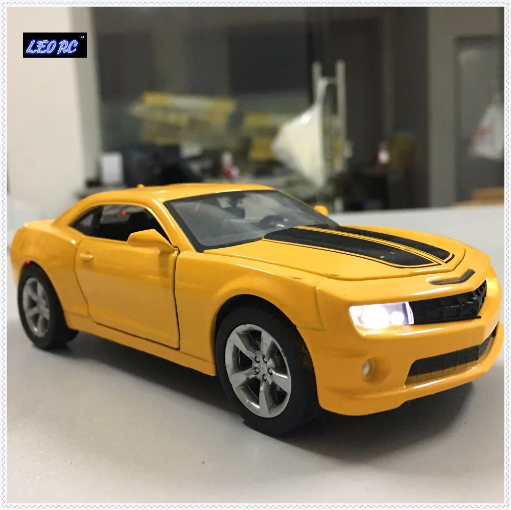 LEO RC 132 Diecast car pull back metal car with open doors with