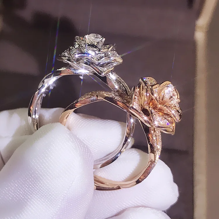 Женское кольцо из розового золота и серебра с фианитом