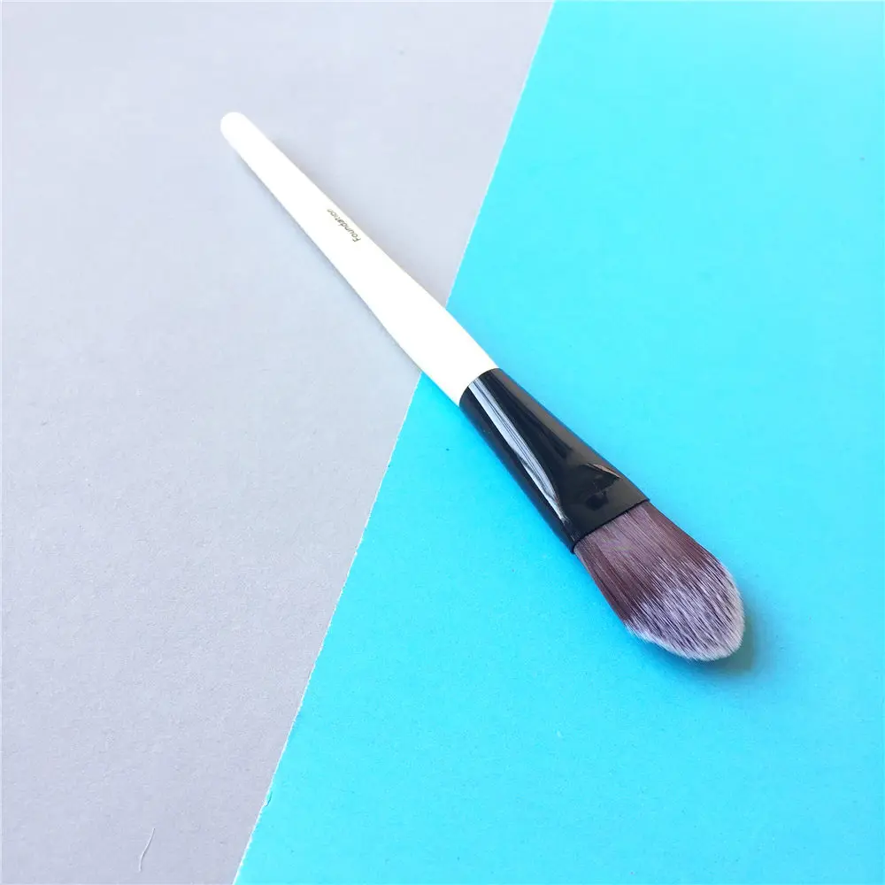 BOBBI BROWN FOUNDATION BRUSH _ 2