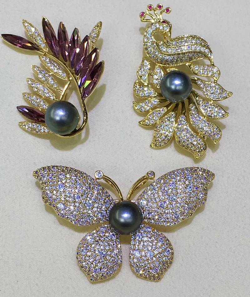 Brooch STU