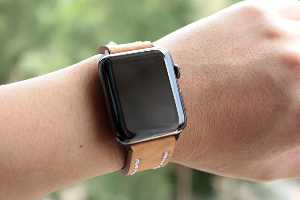 URVOI ремешок для apple watch series 5/4/3/2 мягкой телячьей кожи ремешок для наручных часов iwatch, в котором вы будете комфортно себя чувствовать прочная женская обувь черного цвета в винтажном стиле с пряжкой