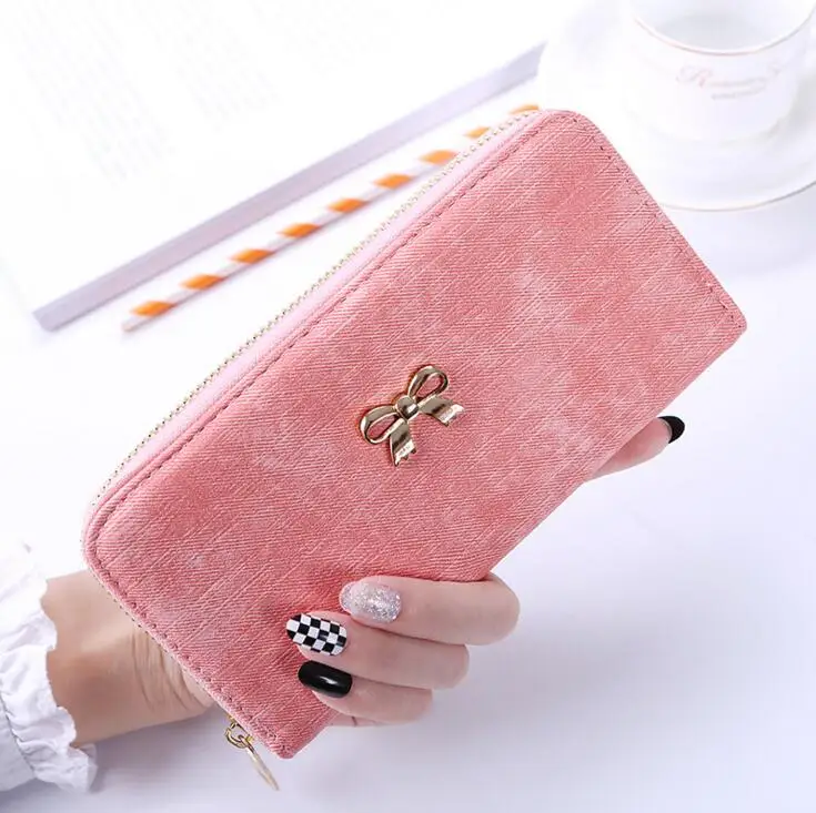 

The long hand in the lady's purse holds the bag of the zipper key card