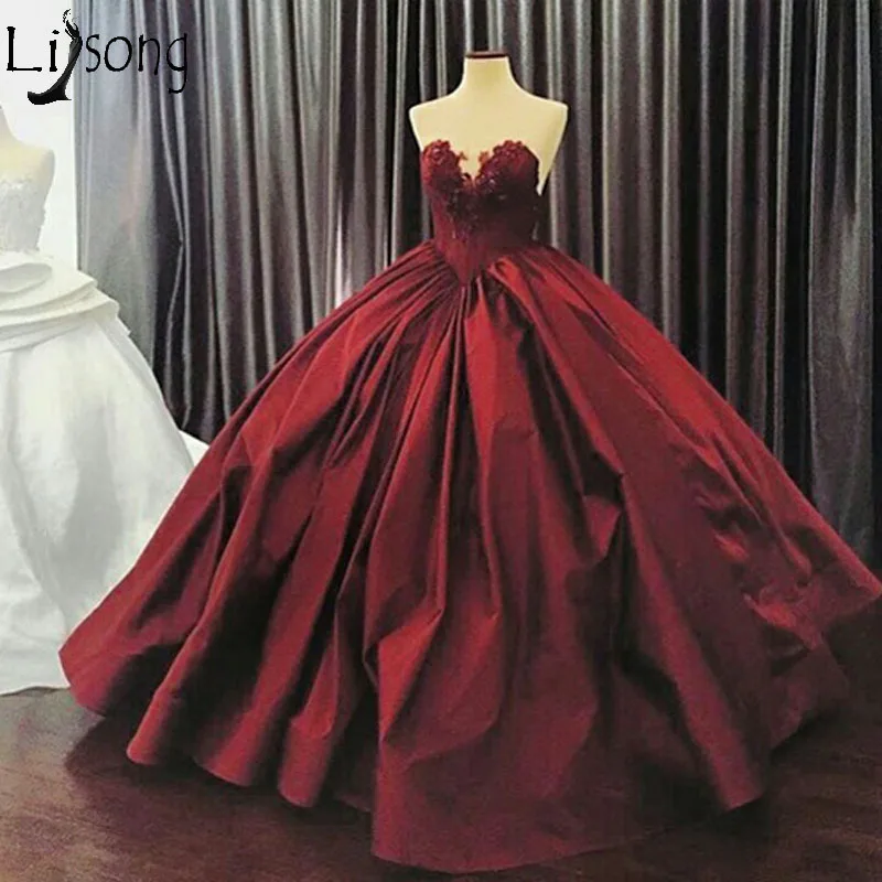 

Burgundy Ball Gown Prom Dresses Vintage Off Shoulder Sweetheart Pleated Long Formal Dress Evening Wear Engagement Photos