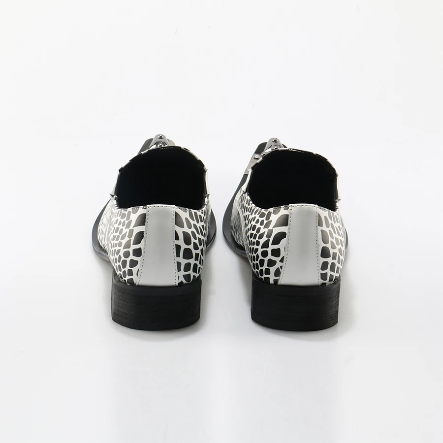 white Homens De Sapatos Okhotcn Novo as À Moda Feitas Do Rebite 100 Casuais Couro Red Fumar Pic Dedo Masculina Mão Chinelo Pé Apartamentos Metal Dos XBCOPqCwx