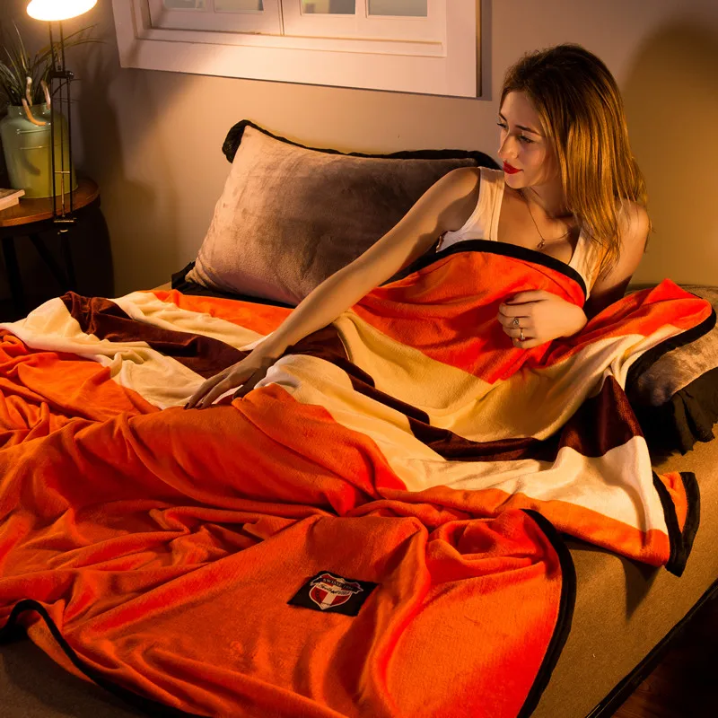 плед лапки белый. мягкие покрывала на кровать. девушка лежит. кошка спит. оранжевый плед.