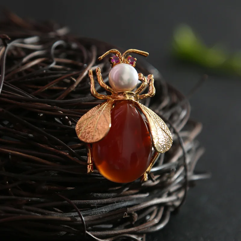 

Amxiu Customized Handmade Natural Red Agate Pearl Jewelry Fashion Bee Shape Small Brooch and Pendant Gold Plated Pin Accessories