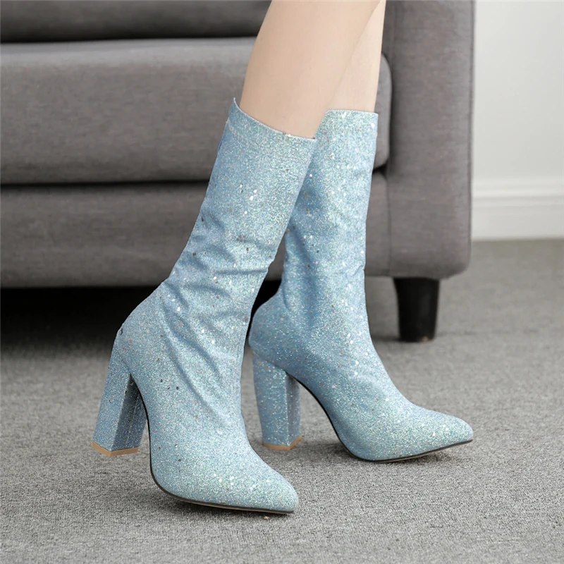 Женские сапоги на высоком каблуке 11 см; блестящие сапоги до середины икры на квадратном каблуке; сезон осень-зима; блестящая обувь на массивном каблуке; цвет синий, серебристый