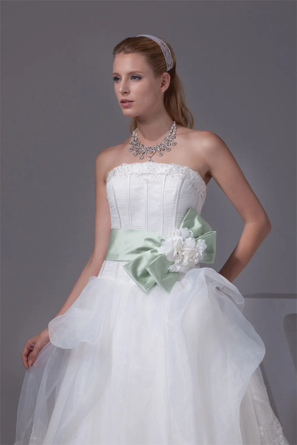 2018 New Design Court Train Sleeveless White Bridal Gown Green Bow