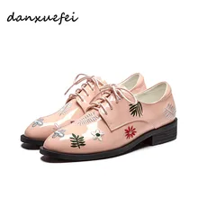 Женские туфли из лакированной кожи с вышитыми цветами; удобные туфли-оксфорды на плоской подошве; фирменный дизайн; удобные весенние броги на шнуровке