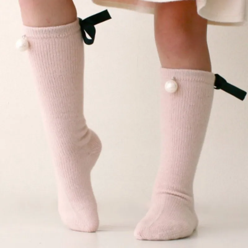 Повседневные теплые зимние носки до колена для маленьких девочек Детские модные однотонные носки принцессы из мягкого хлопка с бантом и жемчужинами, От 0 до 6 лет