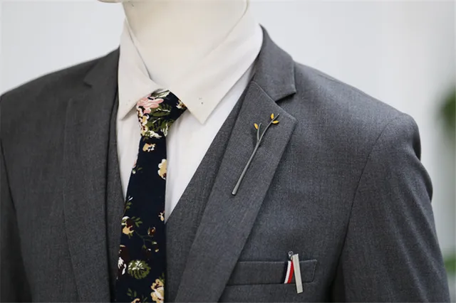 2025 Vintage Crystal Camellia Feather Men Suit Brooch Pin