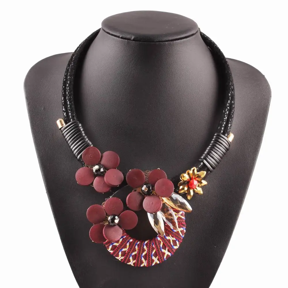 

2019 New Handmade Christmas Jewelry Chunky Wood Crystal Flower Pendant Bib Rope Chain Statement Necklace for Women Wholesale