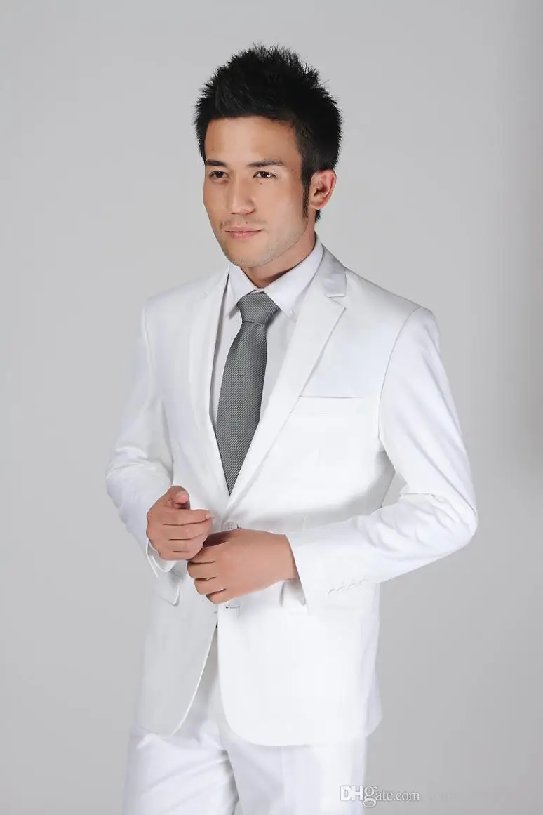 A continuación te dejamos unas fotos de trajes para hombres de boda en la playa: Los trajes para hombre pueden usarse en las bodas en la playa con o sin chaqueta. En el caso de que la chaqueta esté ausente, se prefiere que la camisa quede suelta sobre el pantalón.