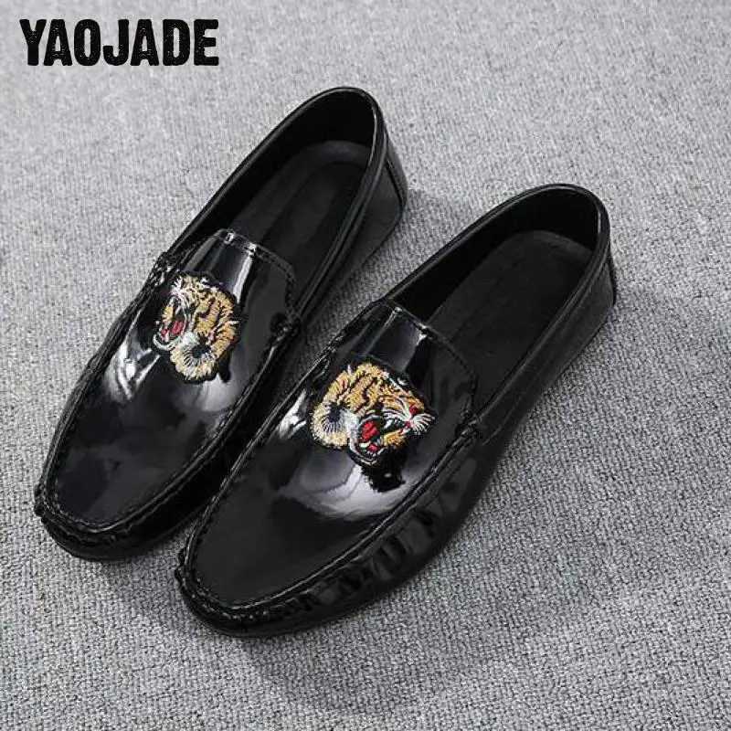 

Summer 2018 Fashion Soft And Comfortable Breathable Men's Shoes Glossy Face Non-slip Men Casual High Quality Flat Bottom Shoes