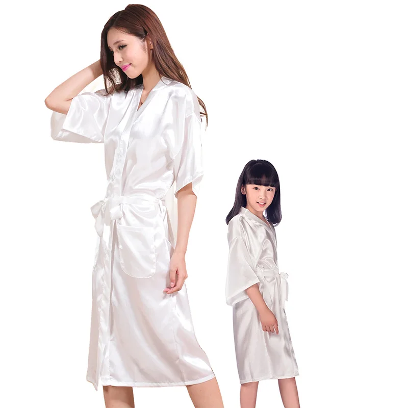Однотонные одинаковые халаты для мамы и дочки, кимоно для мамы и дочки, Атласный халат, платье подружки невесты, удобная Пижама, семейная одежда для сна - Цвет: Белый