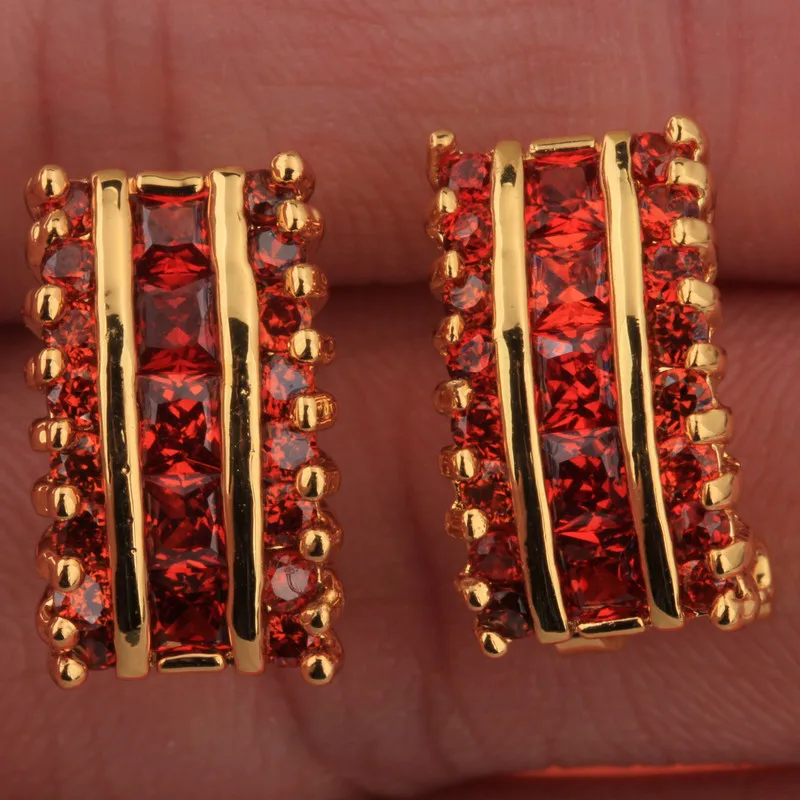 

Enchanting Cube Gems Red Garnet Gold Party Screw Back (pierced) Studs Earring T0862
