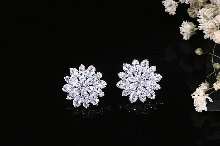 新デザインウェディングジュエリー高級クリア AAA オーストリアジルコンイヤリングエレガントな 925 スターリングシルバーの花スタッドピアス