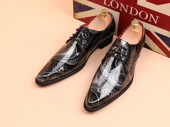 

New Men Pointed Toe Loafers Vintage Casual Office Work Carved Shoes Wedding Dress Oxford Personality men's shoes Chaussure Homme