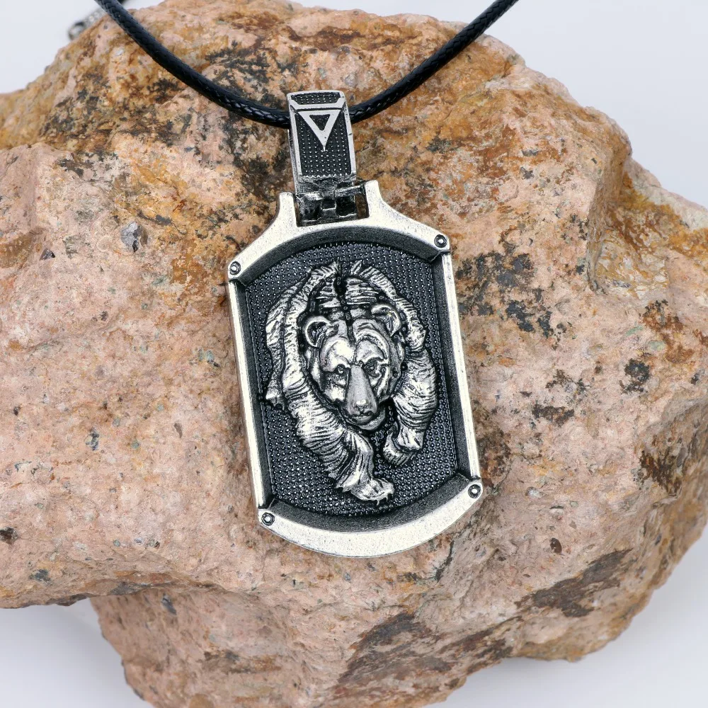 Медальон велес - медведь - серебро. Чертог медведя сварог оберег. Медальон медведь. Медальон медведя. Медальон медведя.