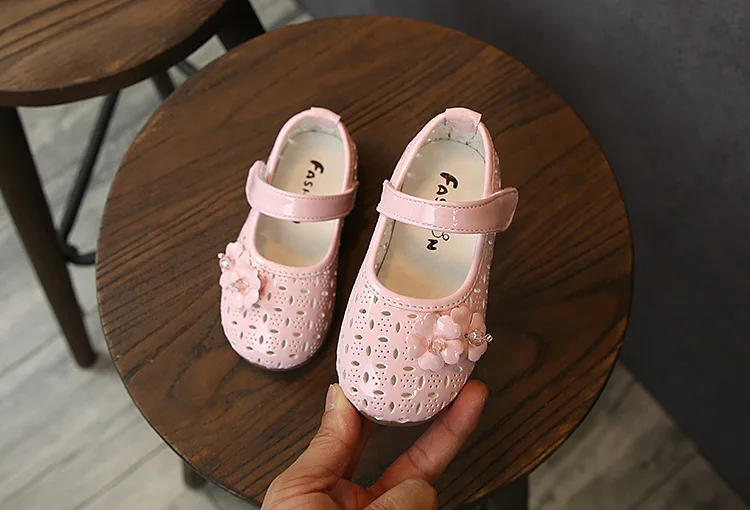 Обувь для маленьких девочек с цветочным узором; кожаная противоскользящая обувь для маленьких девочек; мягкая обувь для кроватки; кожаные кроссовки; Размеры 6, 8, 1, 2, 3 лет - Цвет: pink
