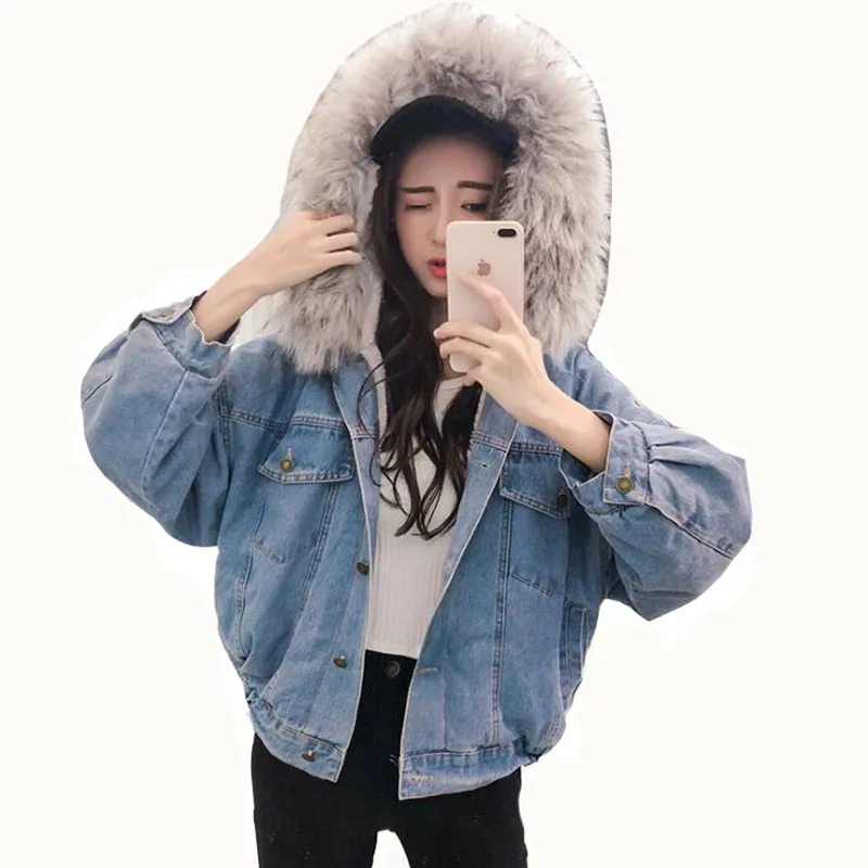 

2018 New Women Single Breasted Thicken Denim Jackets Outerwear Fashion Big Fur Hooded Jean Fleece Casual Denim Short Coats T240